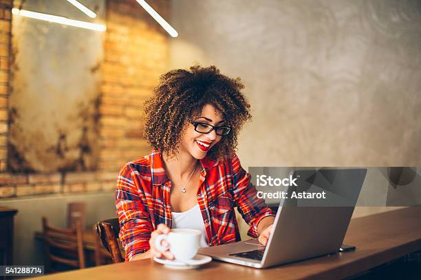 Foto de Intervalo Para Coffee e mais fotos de stock de Mulheres - Mulheres, Laptop, Café - Bebida