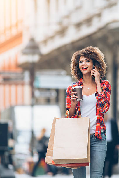 zakupy, czas  - women walking shopping street zdjęcia i obrazy z banku zdjęć