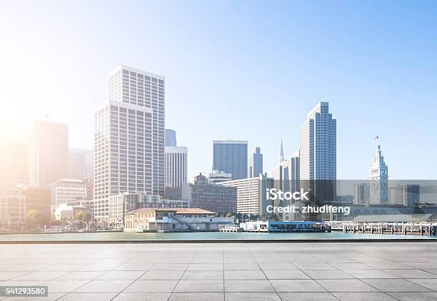 Photo libre de droit de Plancher Vide Paysage Urbain Et Horizon De San Francisco Au Lever Du Soleil banque d'images et plus d'images libres de droit de San Francisco - Californie