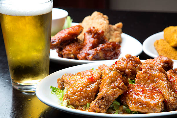 buffalo skrzydełka z kurczaka i piwo - beer wing spicy chicken wings chicken wing zdjęcia i obrazy z banku zdjęć