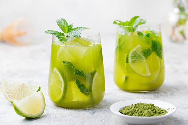 helado de té matcha verde con lima y menta fresca - green drink fotografías e imágenes de stock