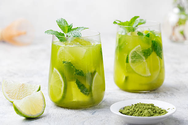 matcha freddo di tè verde con limone e menta fresca - hot drink alcohol green glass foto e immagini stock