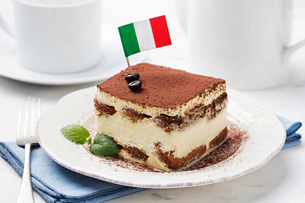 tiramisú, postre tradicional italiano sobre plato blanco con bandera italiana. - trapani close up sicily italy fotografías e imágenes de stock