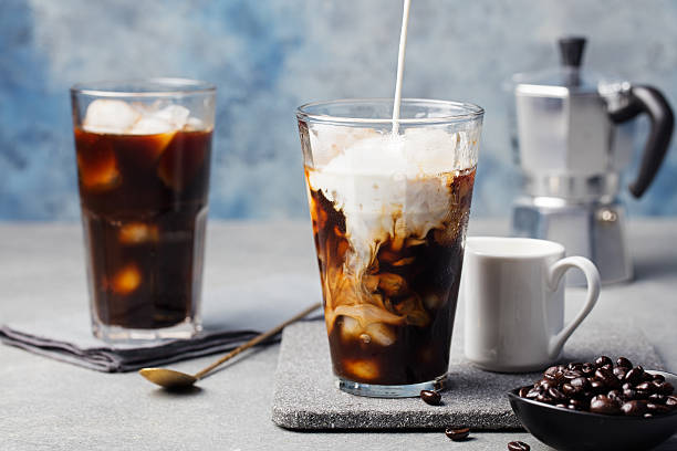 氷 コーヒーを背の高いグラスに注ぎ、クリーム - カフェラテ　アイス ストックフォトと画像