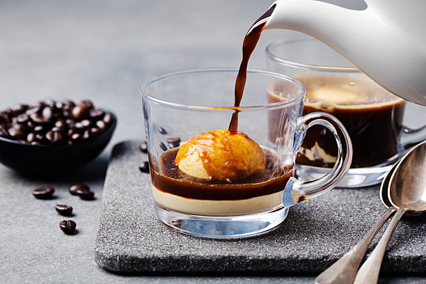 аффогато кофе со льдом крем на стеклянную чашку - italian dessert фотографии стоковые фото и изображения
