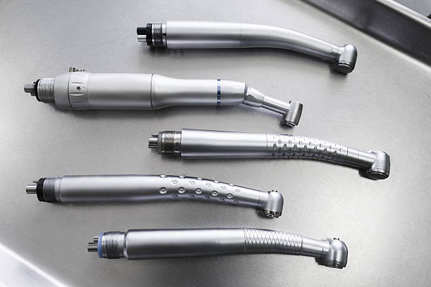 satz von zahnhandstücken ohne burs flach liegen - handpiece stock-fotos und bilder