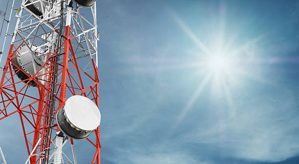 tour de télécommunications et réseau de télécommunications parabolique parabolique sur ciel bleu - television tower flash photos et images de collection