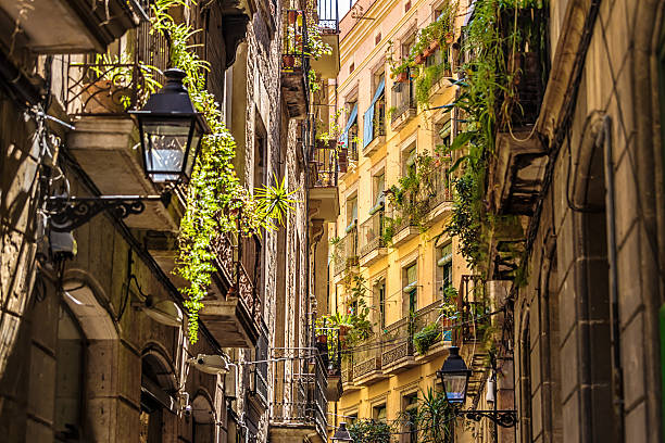 cidade velha barri gotic em barcelona - gotic imagens e fotografias de stock