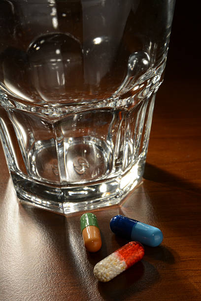유리와 알약 - capsule vitamin pill red lecithin 뉴스 사진 이미지