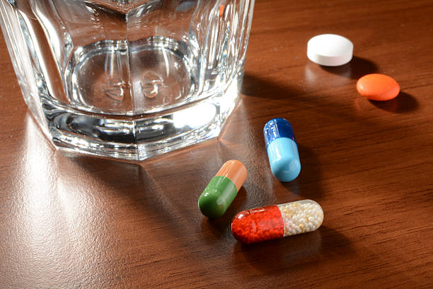 vetro e pillole-2 - capsule vitamin pill red lecithin foto e immagini stock