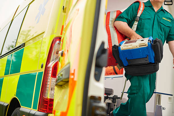 ratownik medyczny i samochód sanitarny (ambulans) - ratownik medyczny zdjęcia i obrazy z banku zdjęć