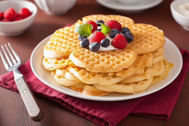 waffles com chantilly e bagas de pequeno-almoço - creme fraiche imagens e fotografias de stock