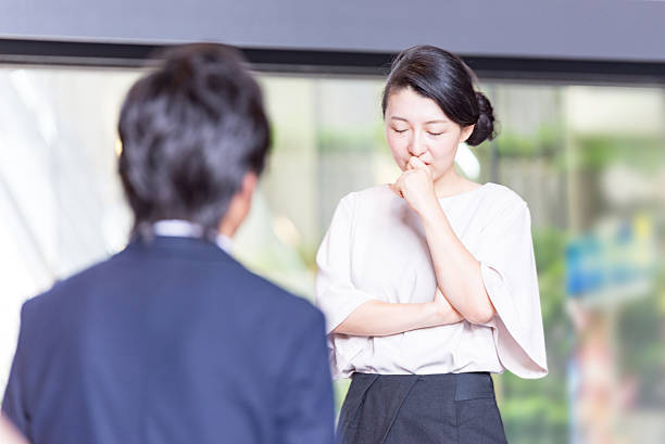 japanese businessman are listening woman's talking - tegenspoed stockfoto's en -beelden