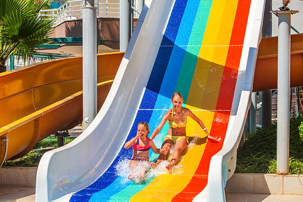 kinder im aquapark rutschen wasserrutschen hinunter. - amusement park family water slide child stock-fotos und bilder