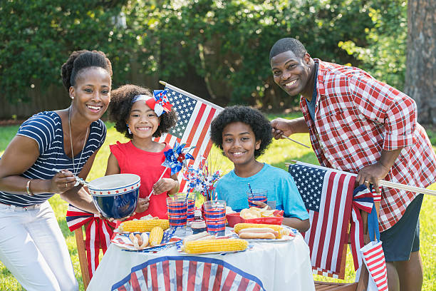 두 명의 자녀를 둔 가족 기념 독립기념일을 맞이하십시오 - us memorial day flag hot dog usa 뉴스 사진 이미지