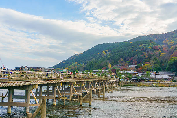 quioto, japão-de 3 de dezembro de 2015 : togetsukyo ponte arashiyama - togetsu kyo bridge - fotografias e filmes do acervo