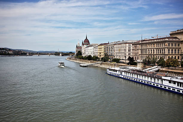 река дунай в будапеште - margit bridge фотографии стоковые фото и изображения