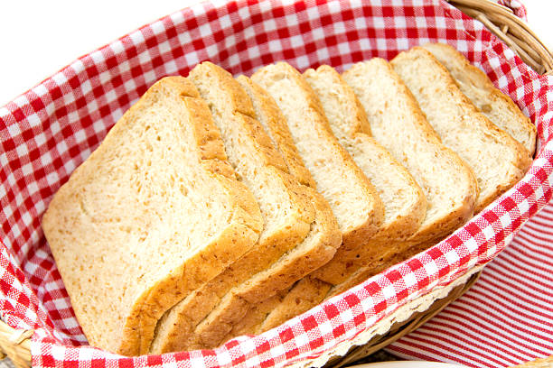 pan en rebanadas en la cesta - bread food french currency freshness fotografías e imágenes de stock