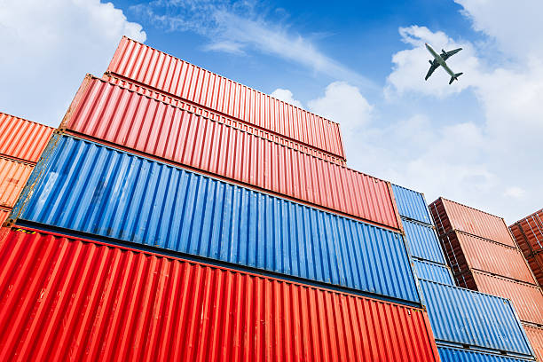 industriehafen und containerwerft - red shipping freight transportation cargo container stock-fotos und bilder