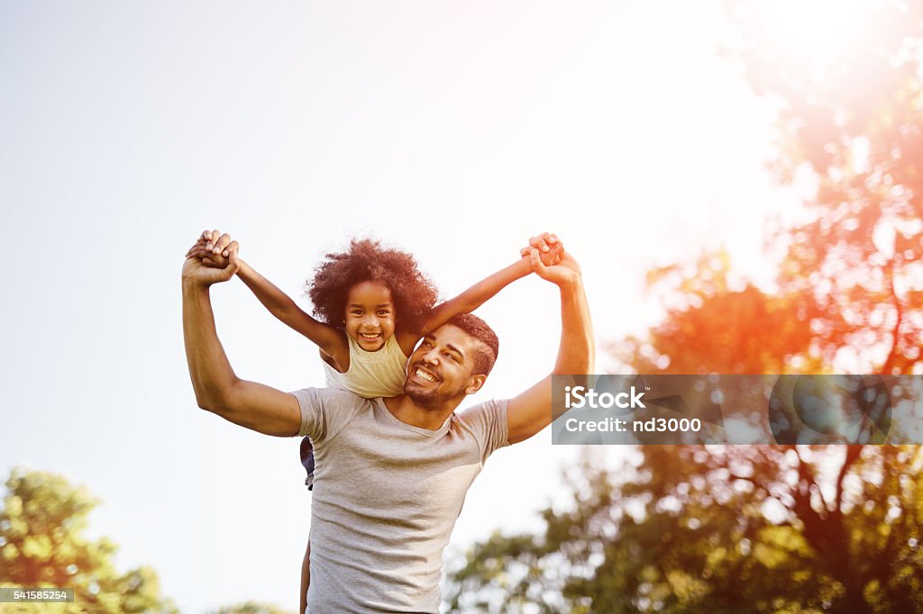 Padre llevando hija mixto - Foto de stock de Familia libre de derechos