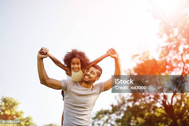 Padre Llevando Hija Mixto Foto de stock y más banco de imágenes de Familia - Familia, Padre, Grupo multiétnico