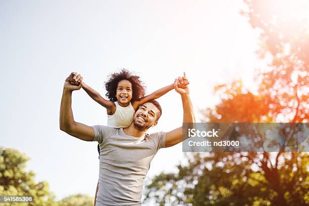 Padre Figlia Piggyback Trasporto - Fotografie stock e altre immagini di Famiglia - Famiglia, Padre, Felicità