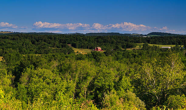 vue sur la montagne et la vallée dans le comté de saratoga ny - berkshire hills photos et images de collection