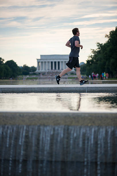 mann joggen am lincoln memorial in washington, dc - lincoln memorial washington dc people abraham lincoln stock-fotos und bilder