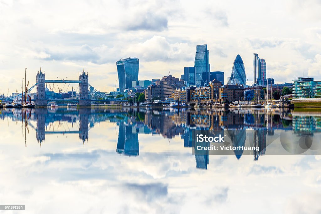 Paisaje de la ciudad de Londres desde el río Támesis con reflejo - Foto de stock de Londres - Inglaterra libre de derechos