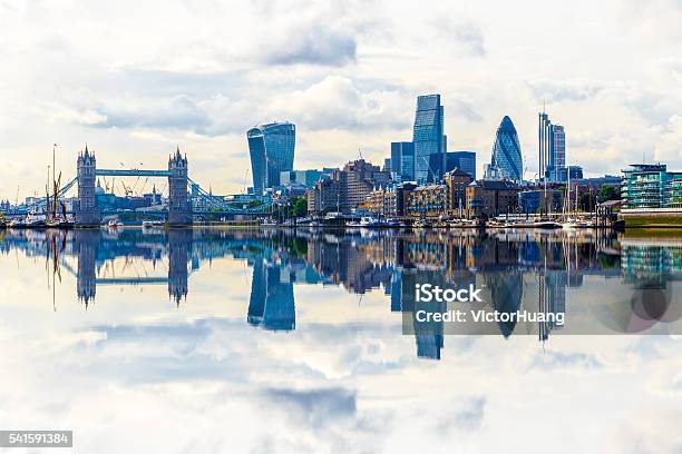 Paisaje De La Ciudad De Londres Desde El Río Támesis Con Reflejo Foto de stock y más banco de imágenes de Londres - Inglaterra