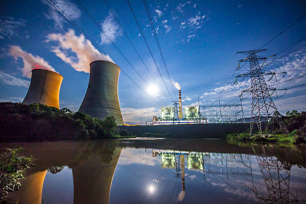 coal power plant at river - energiecentrale stockfoto's en -beelden