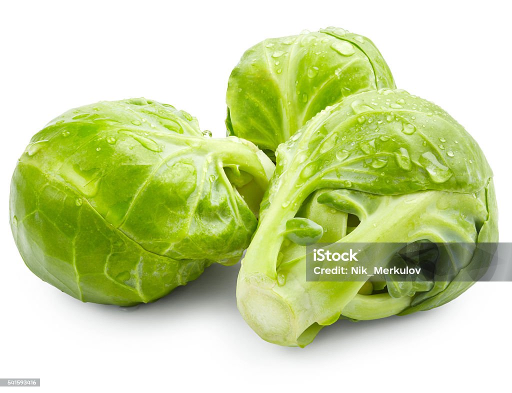 Coles de Bruselas con gotas de agua - Foto de stock de Col de Bruselas libre de derechos