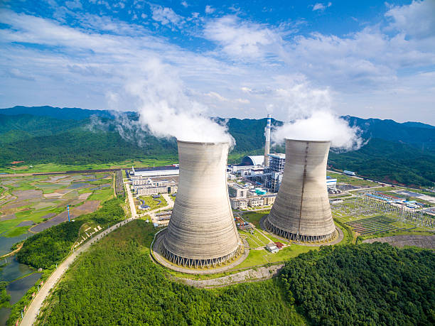 coal powerplant en chine - cooling tower photos et images de collection