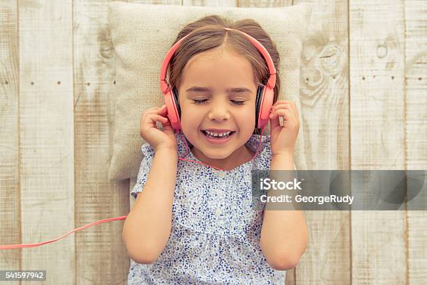 Niedliche Kleine Mädchen Stockfoto und mehr Bilder von Kind - Kind, Kopfhörer, Zuhören