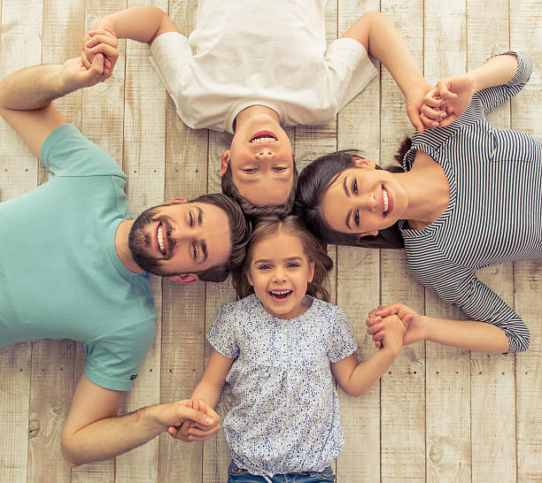 famiglia felice insieme - floor two parent family couple home interior foto e immagini stock