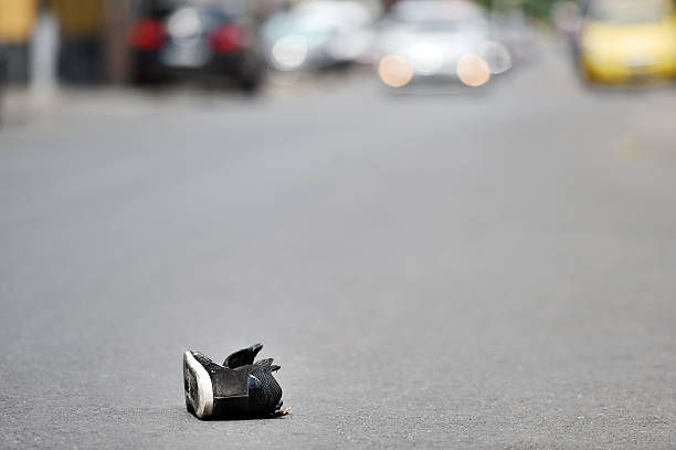 사고 후 배경에 자동차와 거리에서 신발 - car abandoned absence wreck 뉴스 사진 이미지