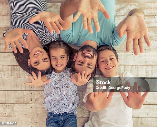 Familia Feliz Juntos Foto de stock y más banco de imágenes de Palma de la mano - Palma de la mano, Alegre, Biparental