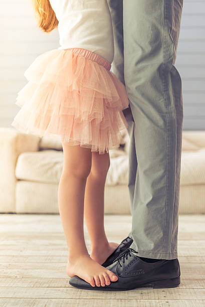 pai e filha - pai e filha a dançar imagens e fotografias de stock