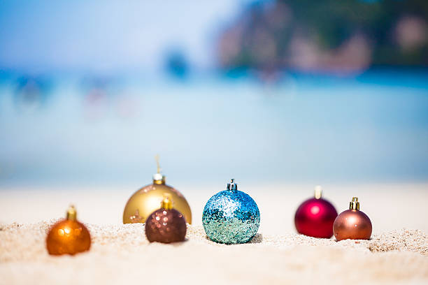 adornos navideños en playa tropical en ko phi phi, tailandia - phi fotografías e imágenes de stock
