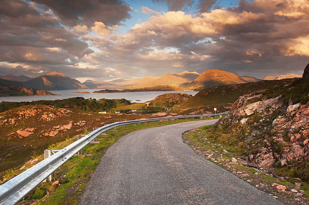 telecomando strada nelle highlands scozzesi - torridon foto e immagini stock