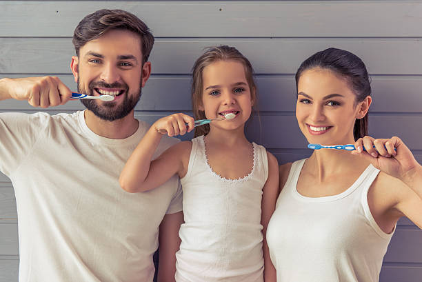 família feliz juntos - human teeth child smiling family imagens e fotografias de stock