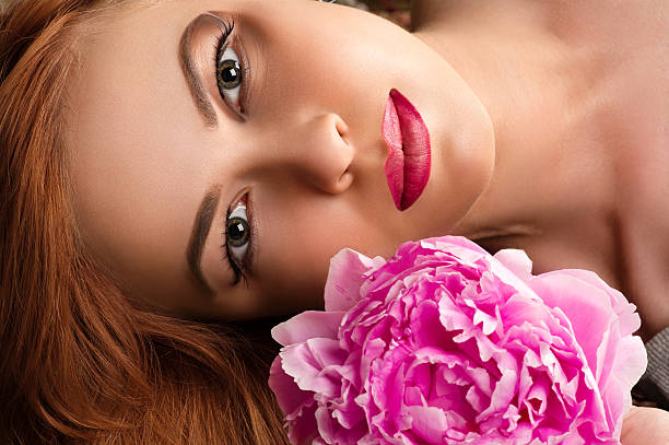 mulher bonita com maquiagem de moda com peônia rosa - desire make up women human face - fotografias e filmes do acervo