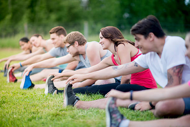 étirements lors d'un entraînement - yoga class caucasian young adult group of people photos et images de collection