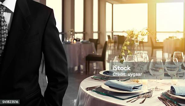 Configuración De La Mesa De Negocios De La Boda Foto de stock y más banco de imágenes de Restaurante - Restaurante, Hotel, Lujo