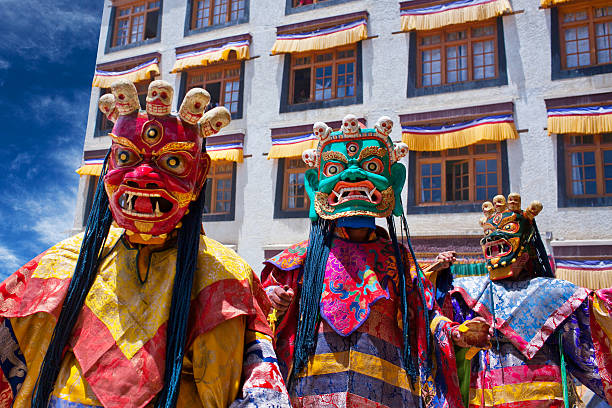 cham dança de lamayuru gompa em ladakh, norte da índia - cham mask - fotografias e filmes do acervo