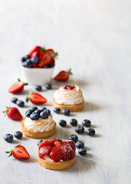 tartas recién berry con fresas y arándano - tart dessert plate white fotografías e imágenes de stock