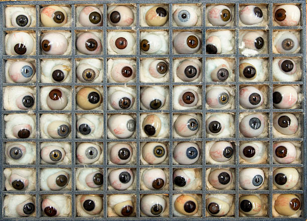 collezione di antichi occhi in vetro - occhio di vetro foto e immagini stock