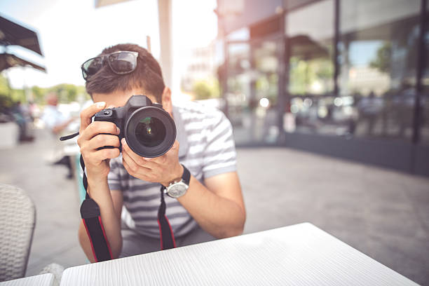 tirar fotos com uma dslr - reportage photographer photographing street imagens e fotografias de stock