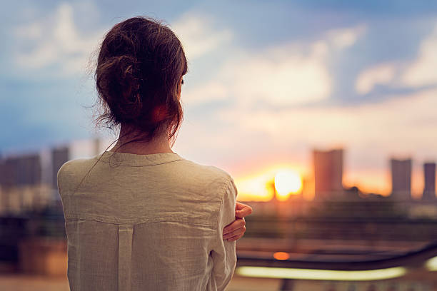 chica joven está viendo la puesta de sol sobre tokio - teenage girls women beauty loneliness fotografías e imágenes de stock