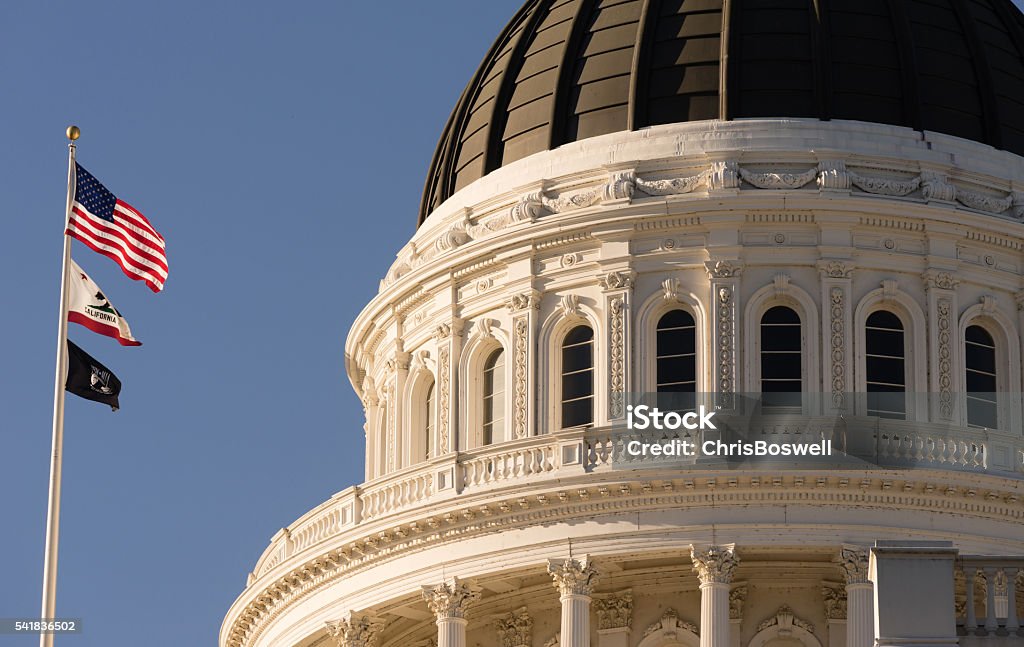 Do centro de Sacramento, Cúpula de Capital Califórnia edifício horizonte da cidade - Foto de stock de Califórnia royalty-free